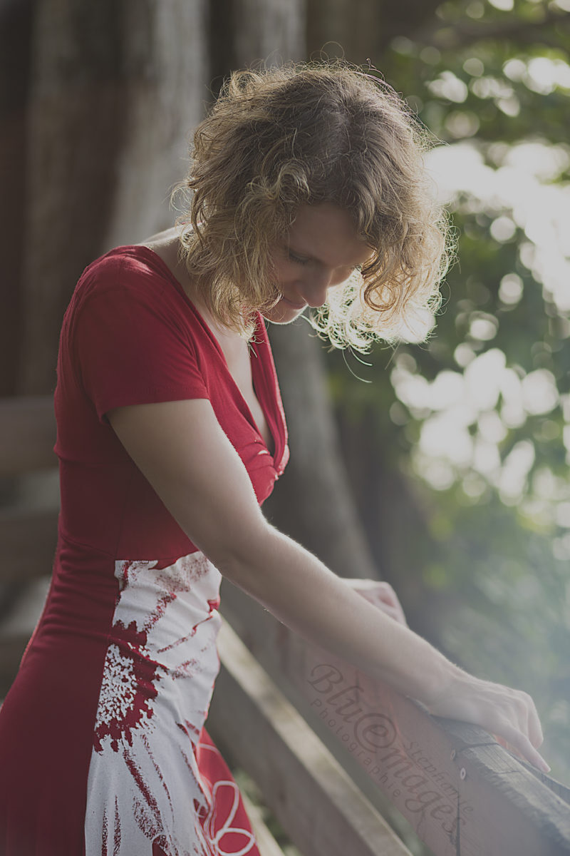 femme blonde robe rouge nu artistique blue emages photograhie timide