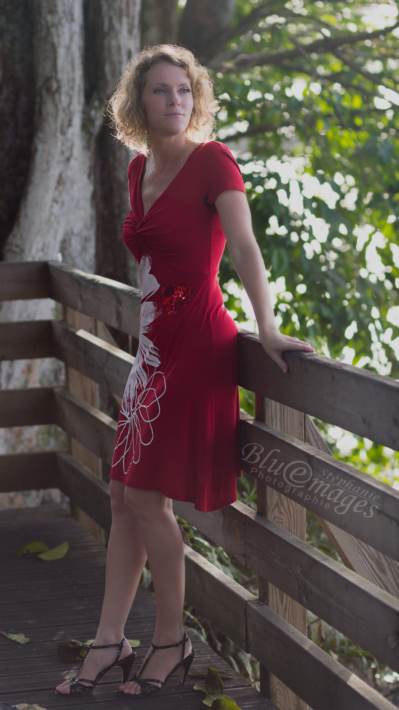femme blonde robe rouge nu artistique blue emages photograhie rambarde pensive