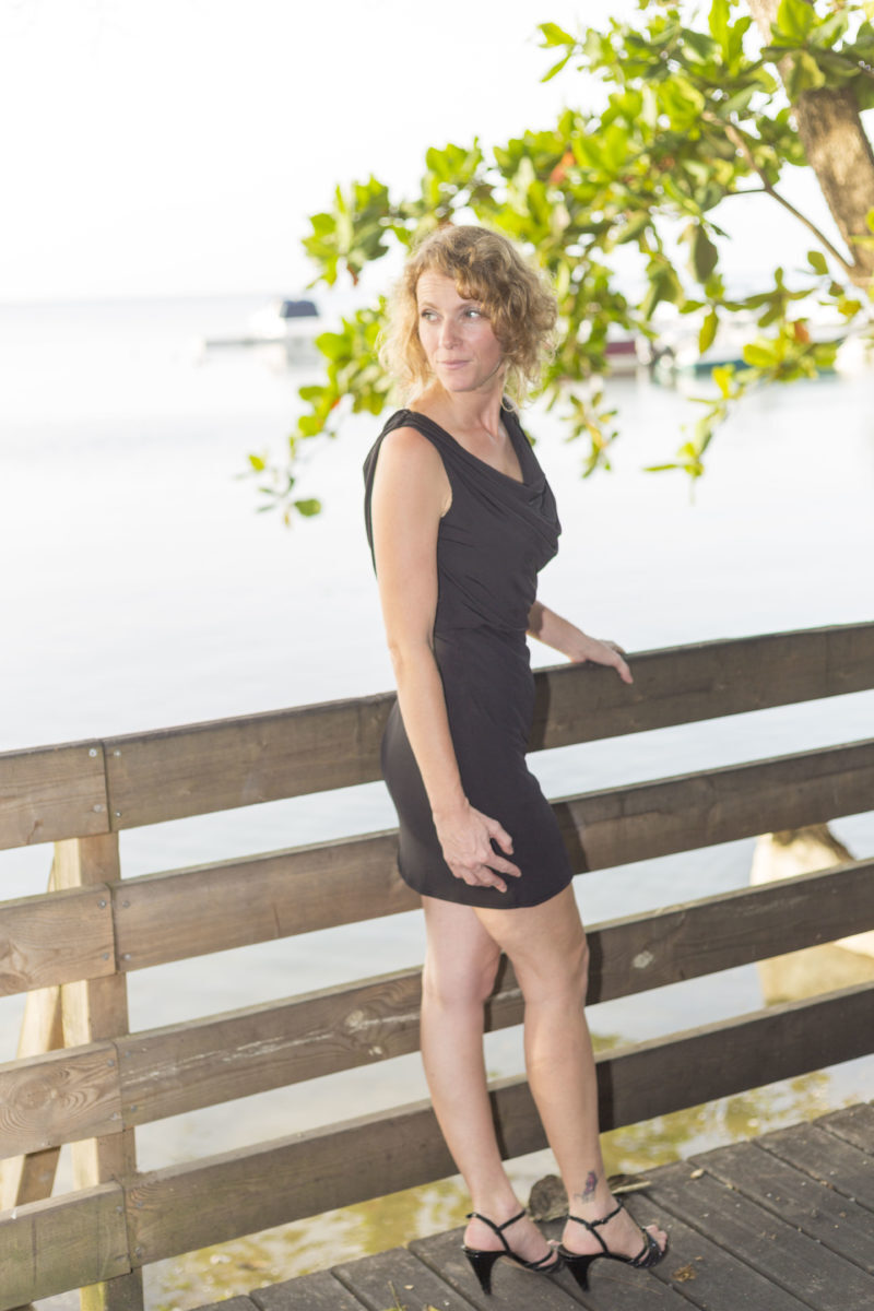 femme blonde robe noir sexy courte nu artistique blue emages photograhie rambarde