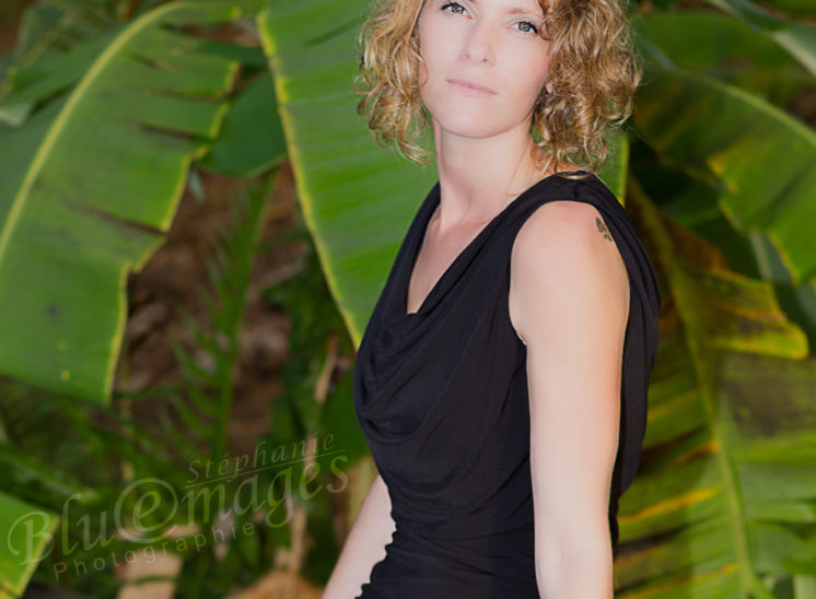 femme blonde robe noir sexy courte nu artistique blue emages photograhie assise pont charmeuse