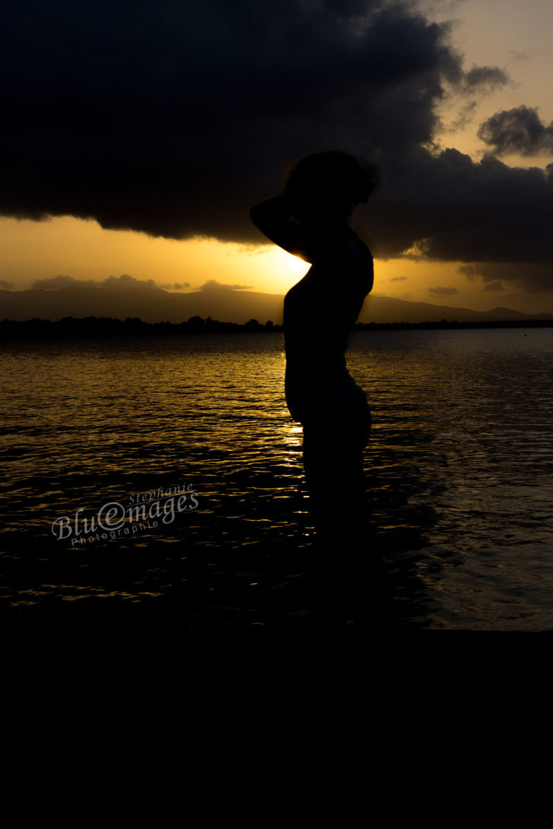 femme blonde mer contre-jour soleil nu artistique blue emages photograhie