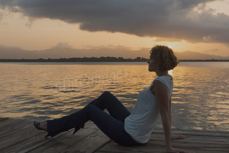 femme blonde mer contre-jour soleil nu artistique blue emages photograhie assise ponton jeans