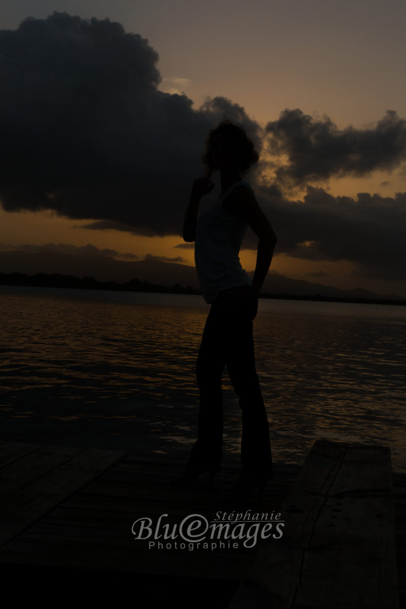 femme blonde mer contre-jour soleil nu artistique blue emages photograhie crepuscule
