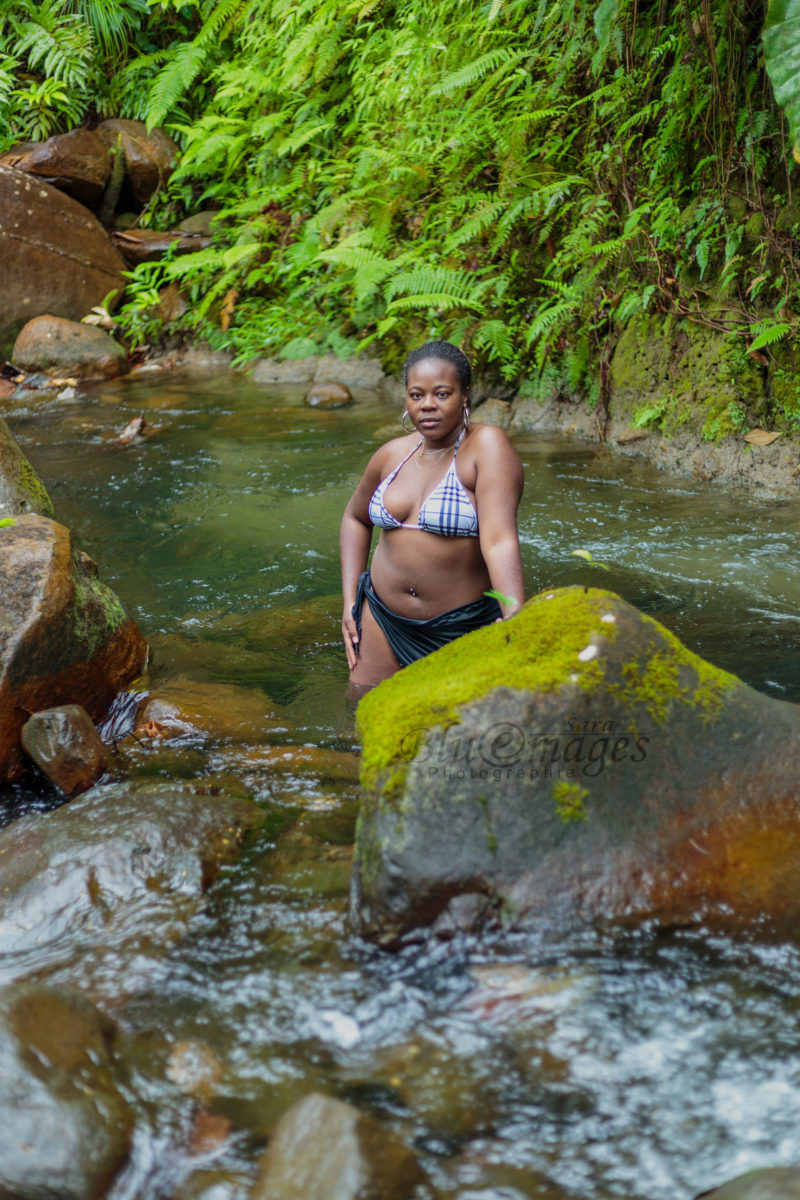femme antillaise noire rivière rocher forêt nu artistique blue emages photograhie maillot